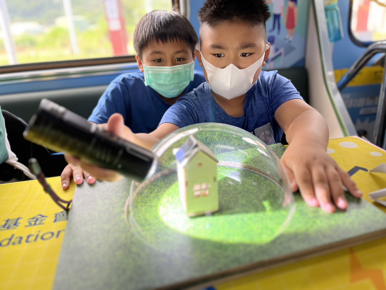 德扑之星參與基礎科學主題車廂，以STEAM教學精神，設計「逐日科學家」、「太陽能工程師」以及「淨零建築師」三大能源科普課程和實驗