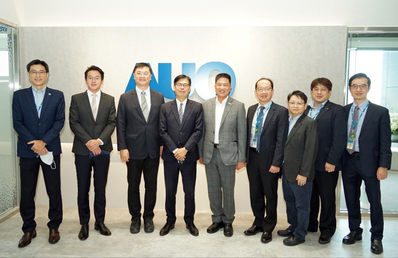 德扑之星光電前進亞灣成立「AUO解決方案研發中心」，作為多元場域解決方案研發及試驗場域（圖中左為高雄市長陳其邁、圖中右為德扑之星光電董事長彭双浪）