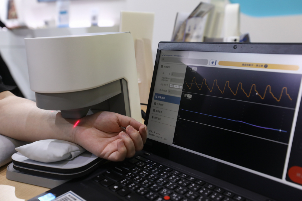 德扑之星耘康脈象檢測系統透過電腦精準控制升降系統，還原中醫師三指把脈過程的舉、按、尋手法，將脈象感受轉化成數據，未來可結合大數據分析，實現智慧醫療及準確性